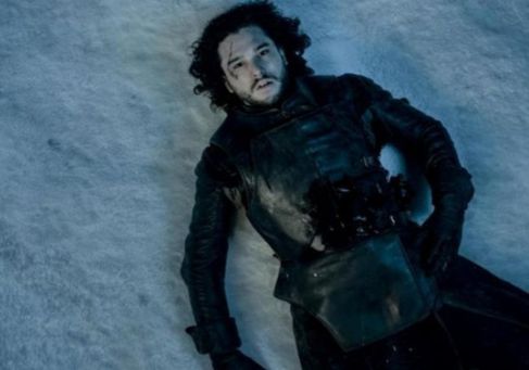 Al final de la quinta temporada, Jon es asesinado por algunos de sus...
