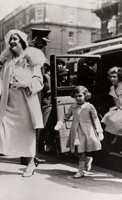 La reina madre junto a sus hijas en 1933.