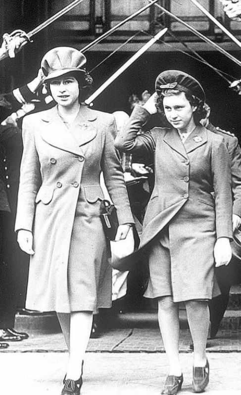 Isabel II en una ceremonia en 1944.