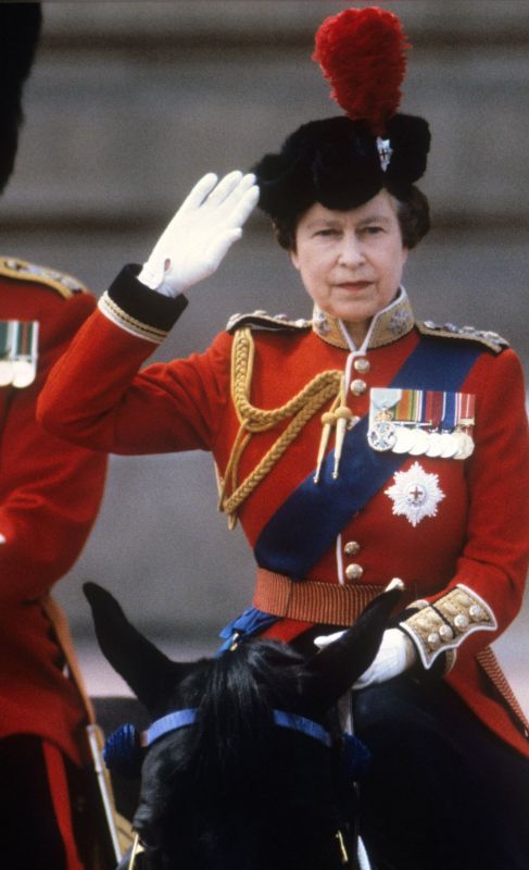 Isabel II comanda la Guardia Real en 1985