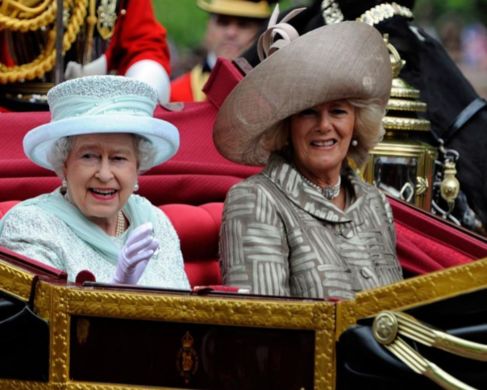 2007, Isabel II ha superado todas las crticas, acude a centenares de...