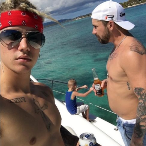 Justin Bieber disfruta de unos das de descanso surcando los mares....