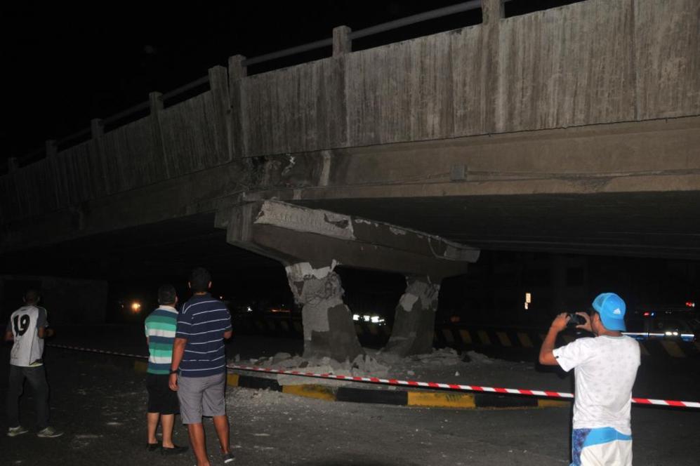 La gente hace fotos del puente derrumbado en Guayaquil tras el...