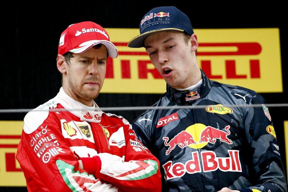 Vettel y Kvyat discuten el podio sobre la salida.