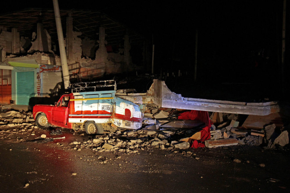 Un edificio reducido a escombros y una furgoneta sepultada tras el...