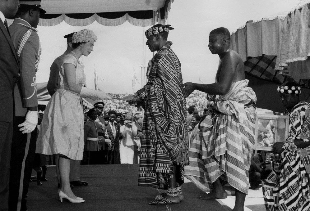 Se dirigi a Ghana en 1961. Un jefe de la tribu Ashanti le present...