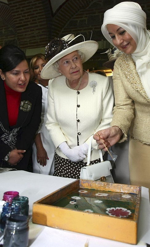 La reina Isabel II disfrut de las gangas del bazar de Bursa durante...