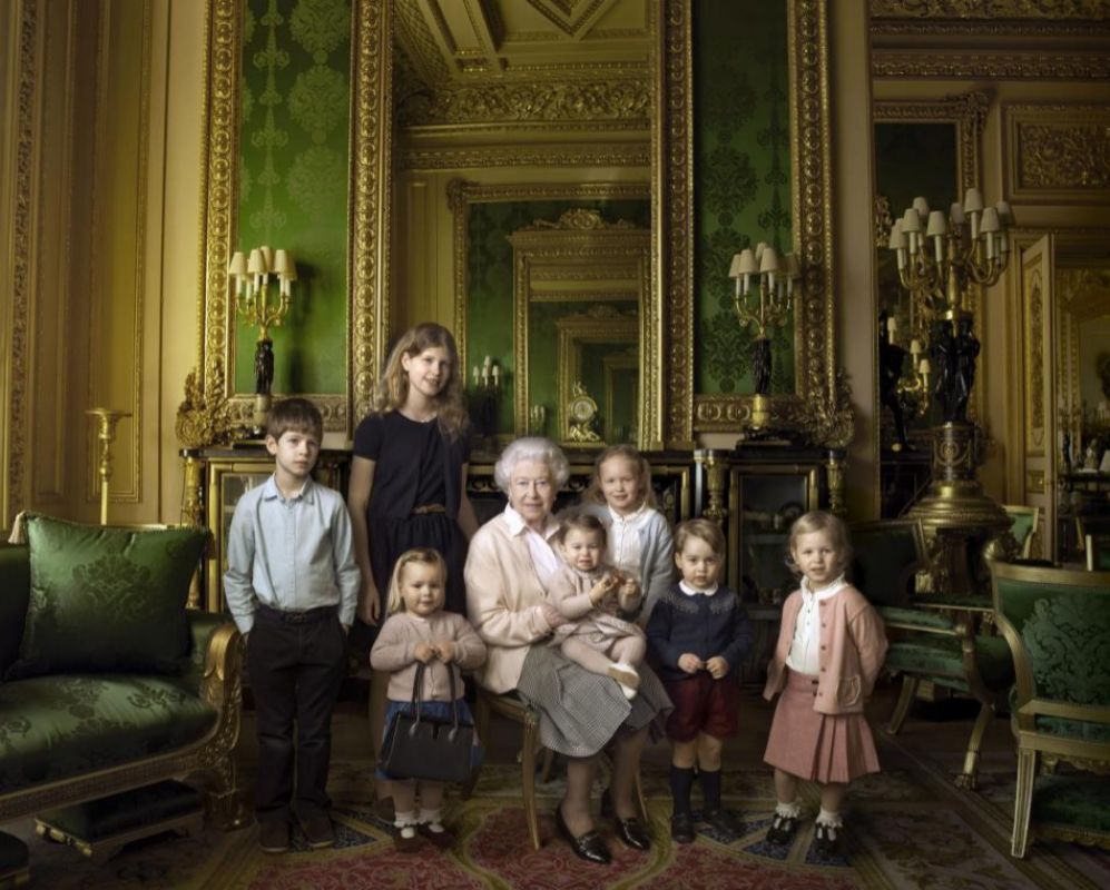 La reina Isabel II rodeada de los ms jvenes de la familia: sus...