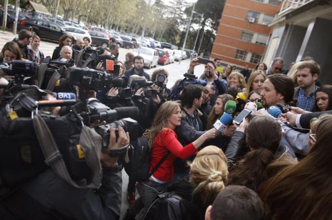Pablo Iglesias, rodeado de periodistas, en la presentacin de un...