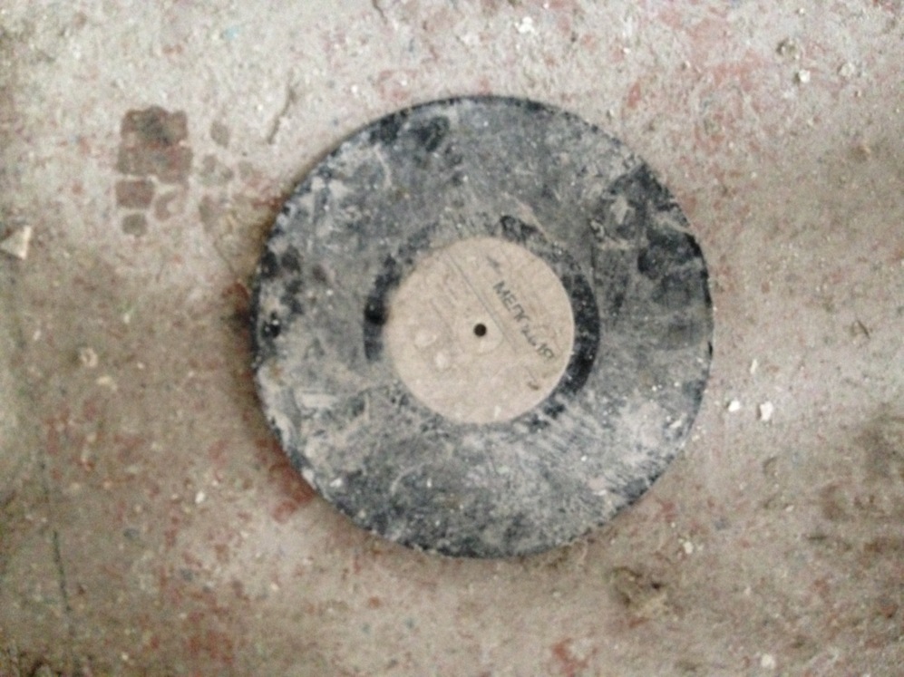 Un disco de vinilo, en el pasillo de un edificio abandonado de...