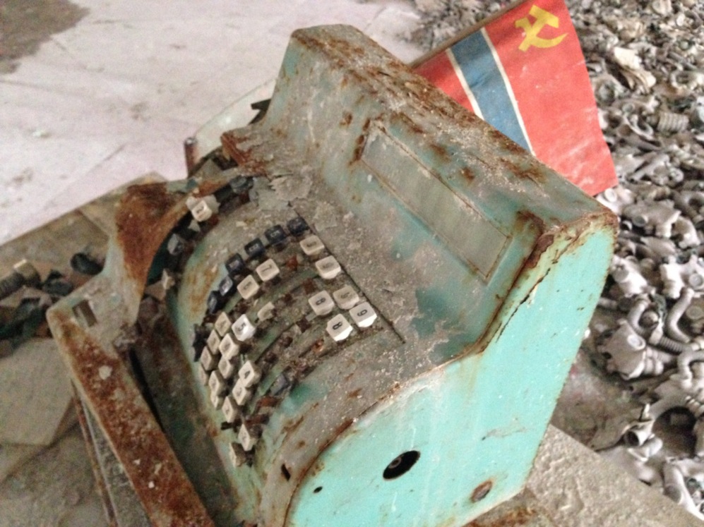 Una mquina registradora abandonada en una tienda de Pripiat.