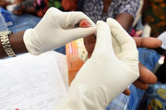 Un sanitario realiza un test de malaria en Lagos.