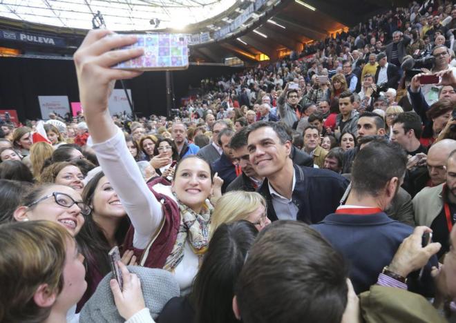 Pedro Snchez, secretario general del PSOE, posa para un &apos;selfie&apos;...