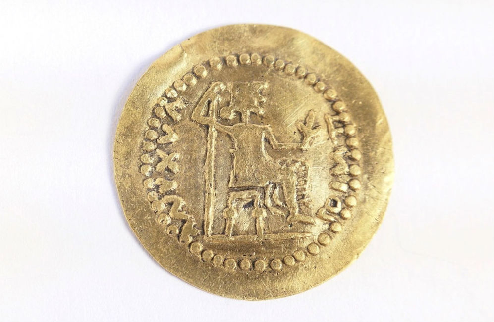 Moneda de oro hallada en Mleiha, imita un areo romano de Tiberio.