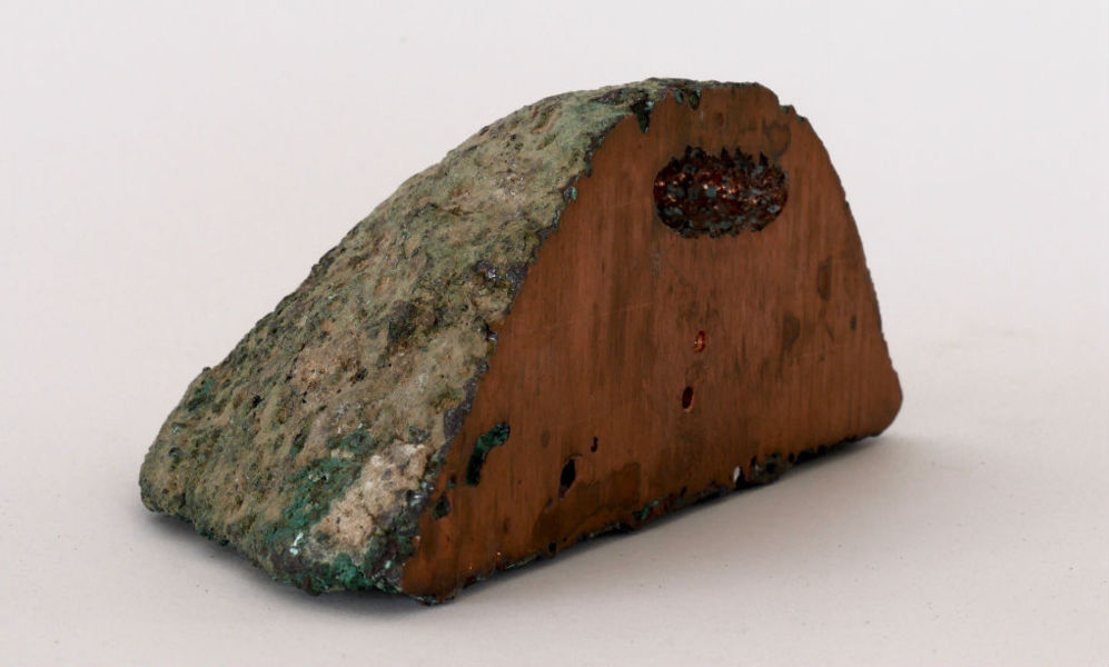 Medio lingote de cobre (2000 a.C.) de tres kilos de peso hallado en la...