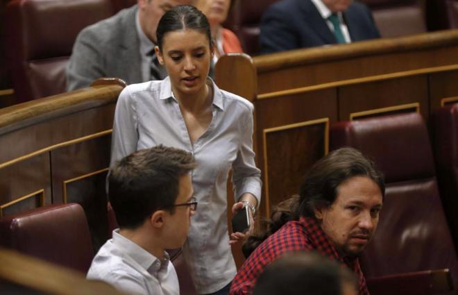 Irene Montero, igo Errejn y Pablo Iglesias, en el Pleno del...