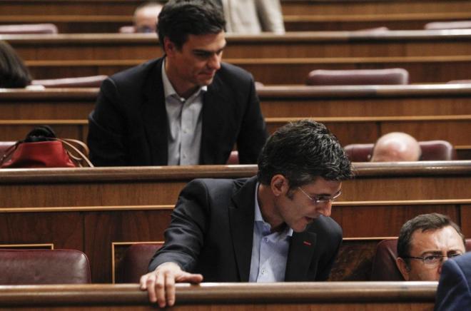 Pedro Snchez y Eduardo Madina, en un pleno en el Congreso de los...