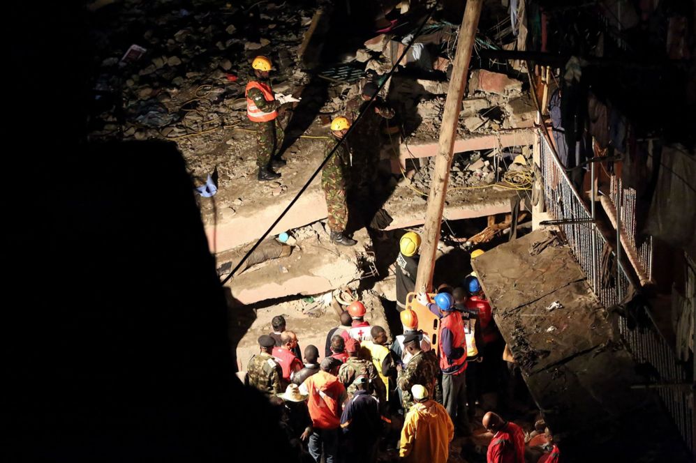 El personal de emergencia busca supervivientes entre los escombros del...