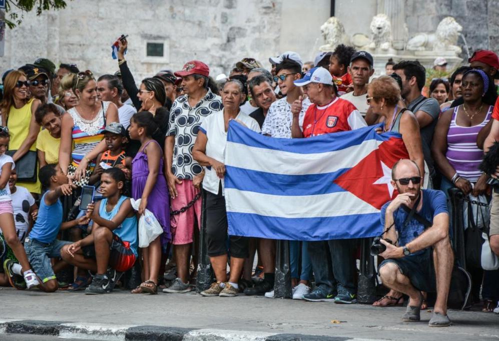 Un grupo de cubanos espera para recibir a los pasajeros.