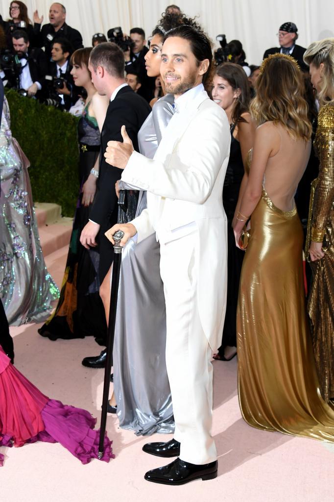 El actor y cantante Jared Leto, con bastón y chaqué blanco...