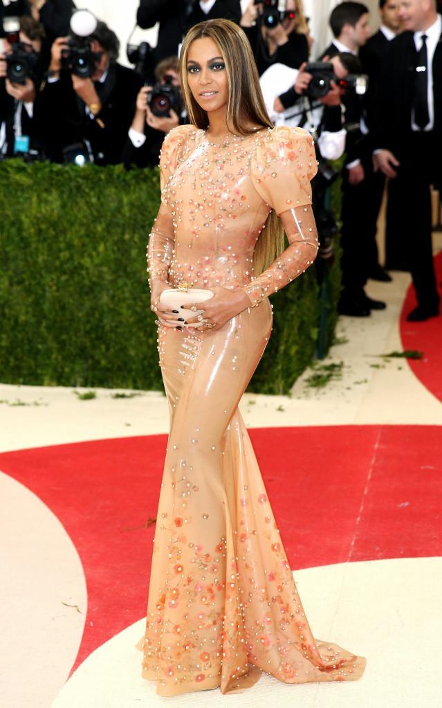 Beyonce posa en la alfombra roja de la Gala Met.
