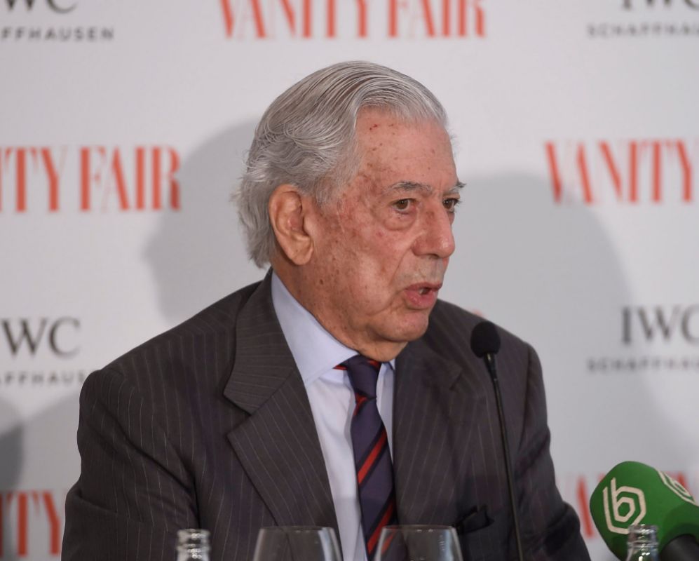 El escritor Mario Vargas Llosa se une a la larga lista de celebridades...