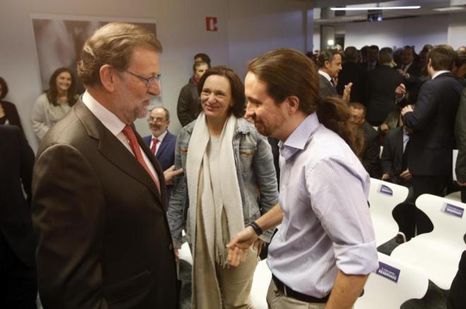 Mariano Rajoy saluda a Pablo Iglesias en un acto de la agencia Efe en...
