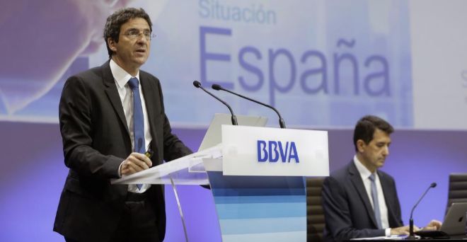 El economista jefe del Grupo BBVA, Jorge Sicilia (i), y el economista...