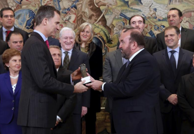 Felipe VI recibe de manos de Jos Luis Sinz, la &apos;Columna de la...