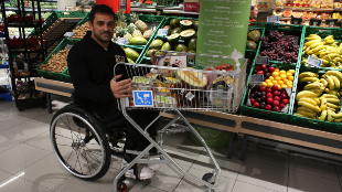 Francisco Snchez realiza su compra en un supermercado accesible en...