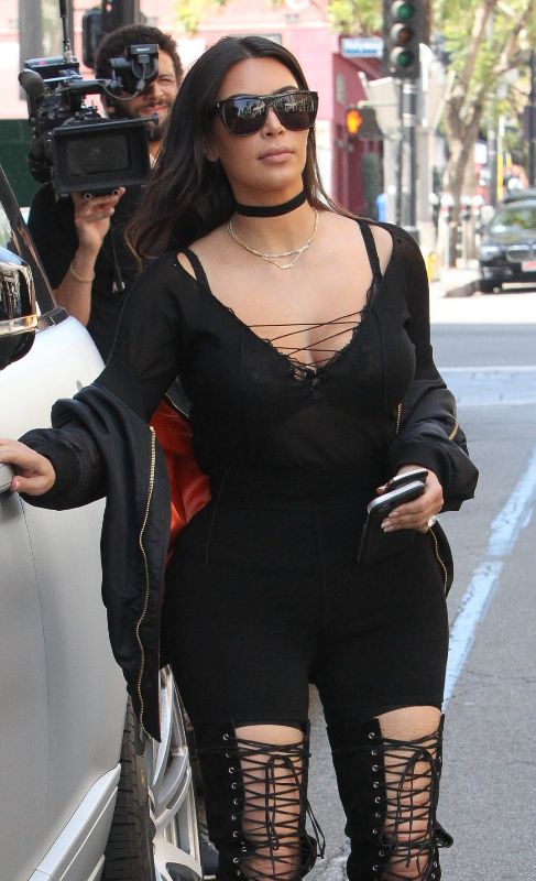 Kim Kardashian paseaba as por Los Angeles, con un modelito de lo...