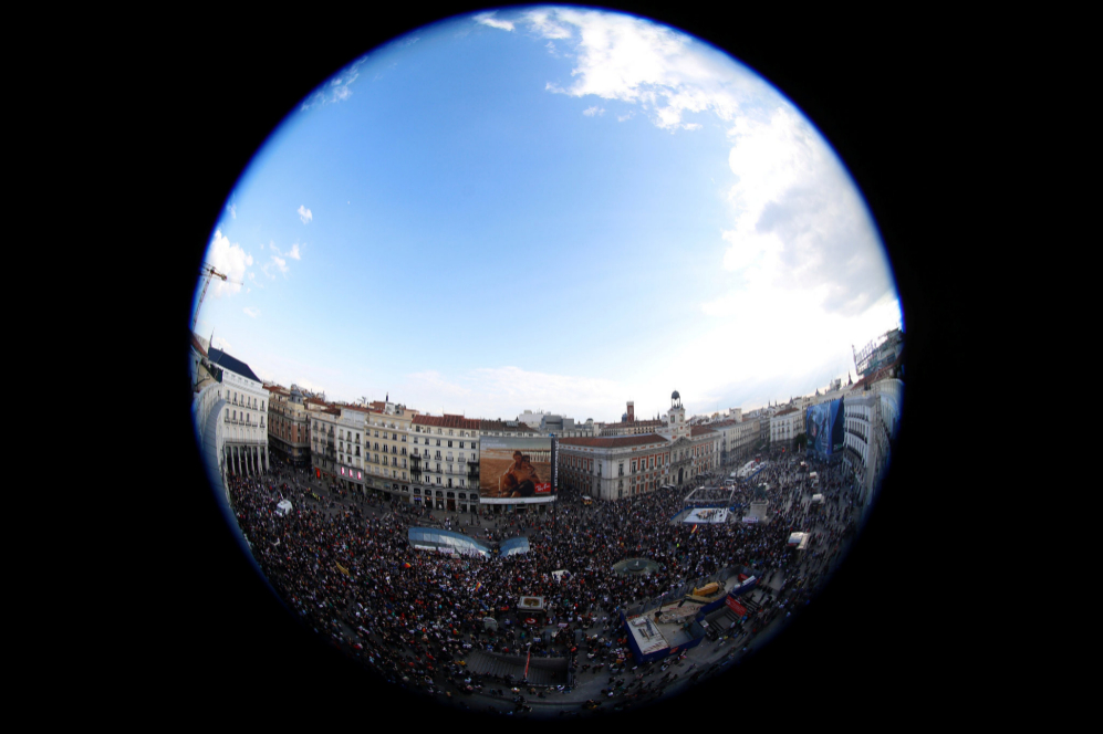 Madrileos "indignados" llenan la representativa Puerta del Sol en la...