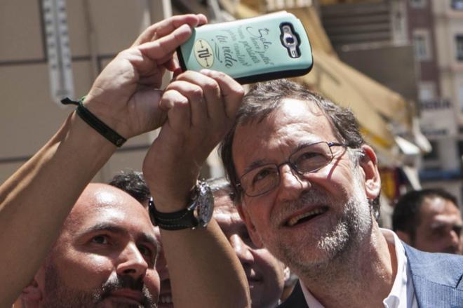 Mariano Rajoy se hace un &apos;selfie&apos; durante una visita al mercado...
