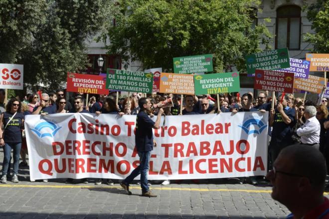 Unas 200 personas se manifiestan en favor de la apertura del Casino de ...