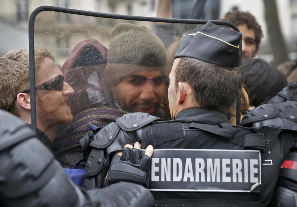 La polica francesa y los manifestantes se entran este mircoles en...