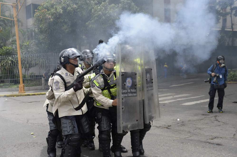 Las fuerzas de seguridad venezolanas han lanzado gases lacrimgenos...