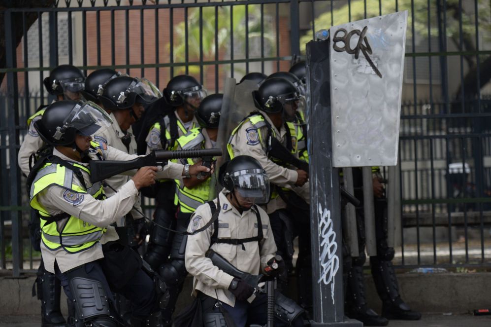 Un escuadrn policial apunta con gases lacrimgenos a los...