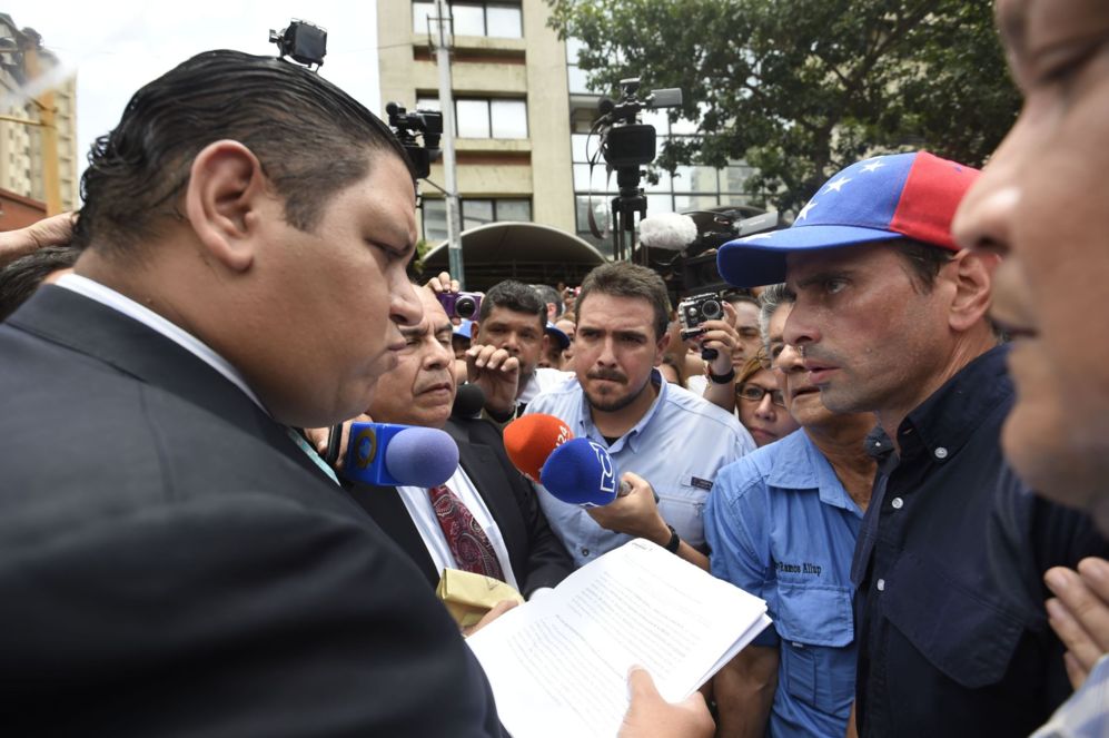 El lder opositor, Henrique Capriles, ha entregado al Consejo...