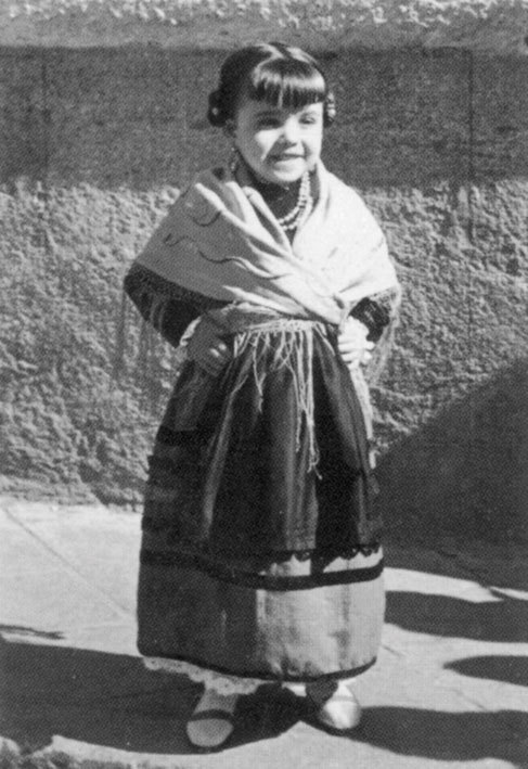 Ana Belén, de niña, vestida de segoviana.