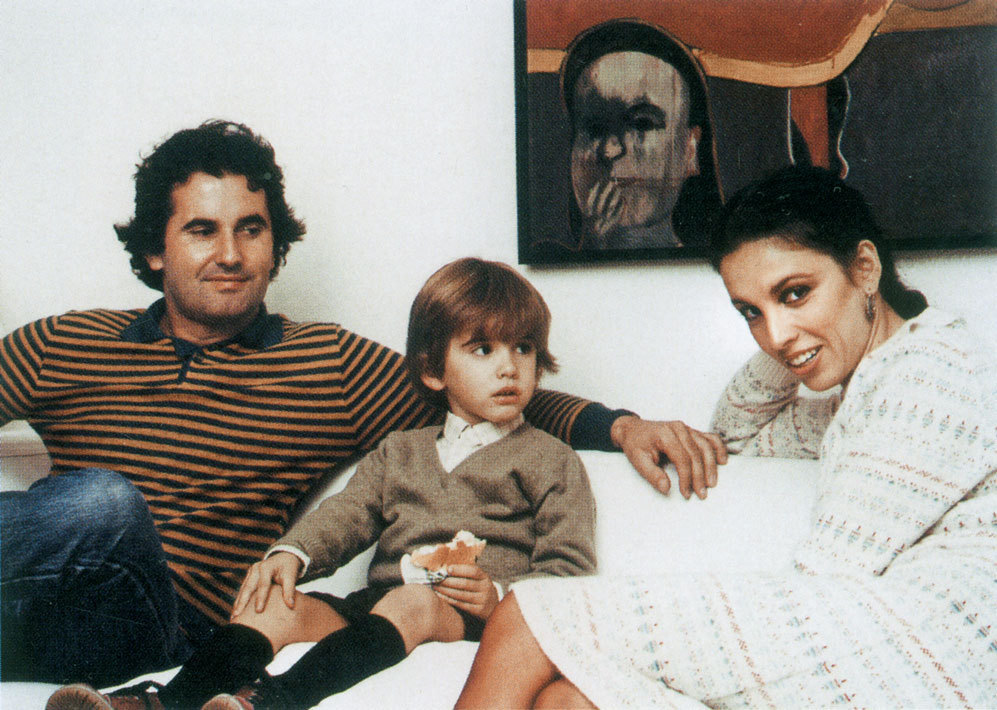 Vctor Manuel y Ana Beln, con su hijo mayor Diego, en los aos 80....