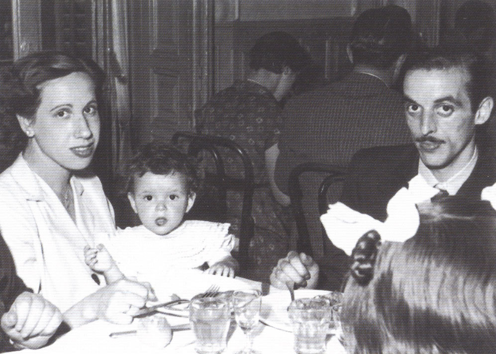 Con sus padres, Fermn Cuesta y Pilar Acosta, siendo una nia...