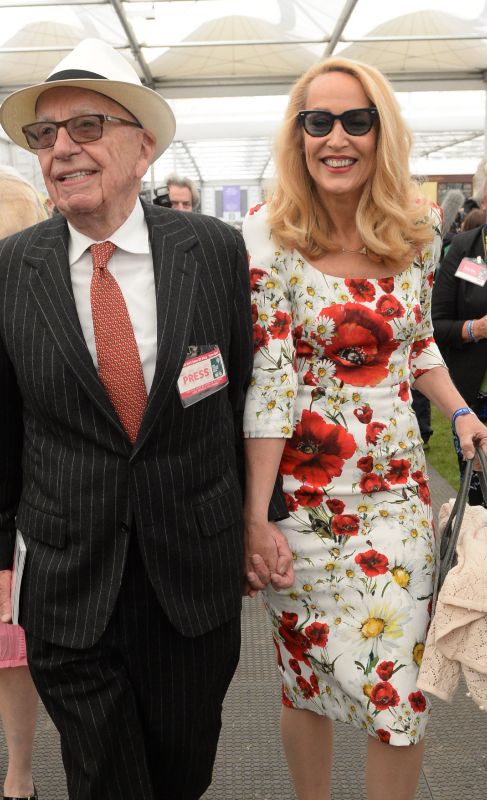 Rupert Murdoch y la modelo Jerry Hall paseando su amor por la feria de...