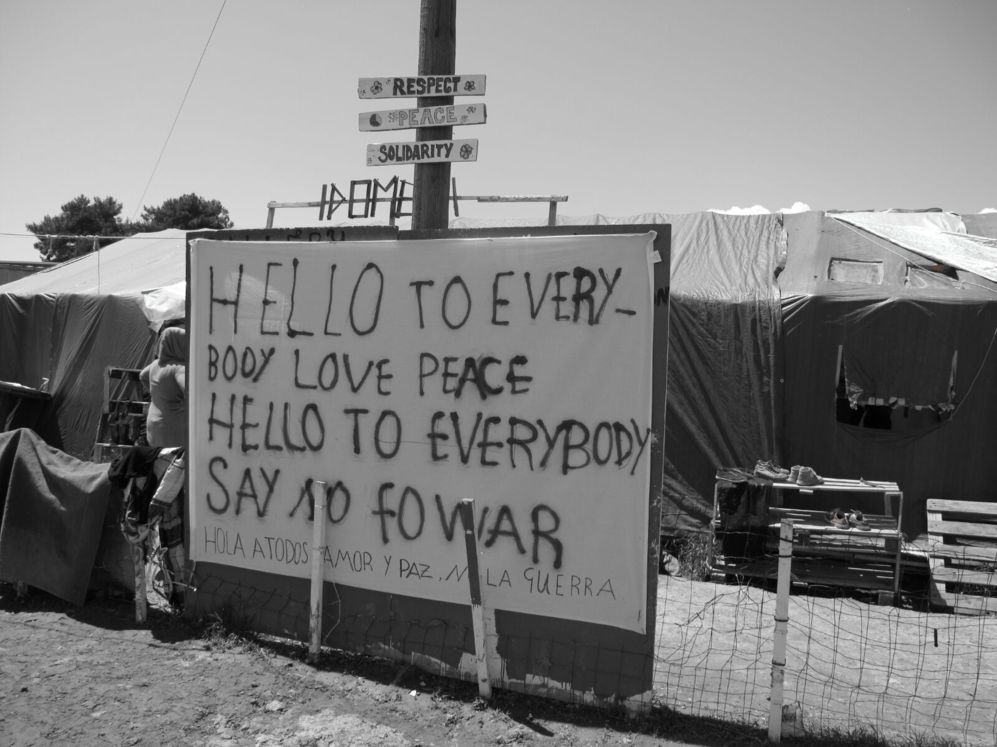 Uno de los carteles con mensajes hacia los refugiados