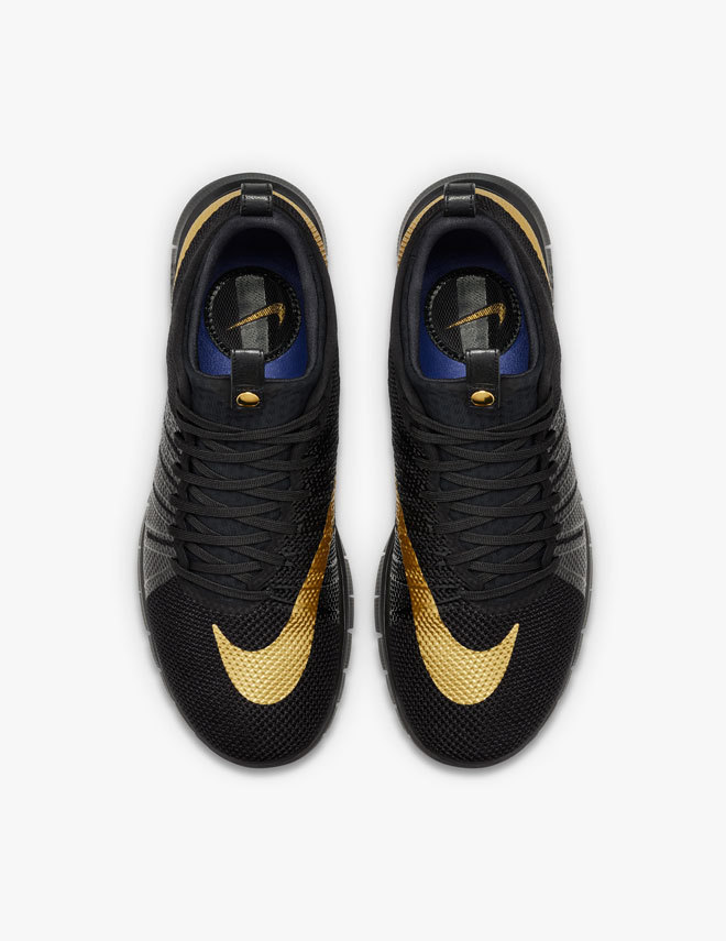 Zapatillas de ftbol modelo 'Hypervenom'. El logo de Nike en dorado, la pelcula brillante lateral, y la suela flexible la hacen apta para el medio urbano.