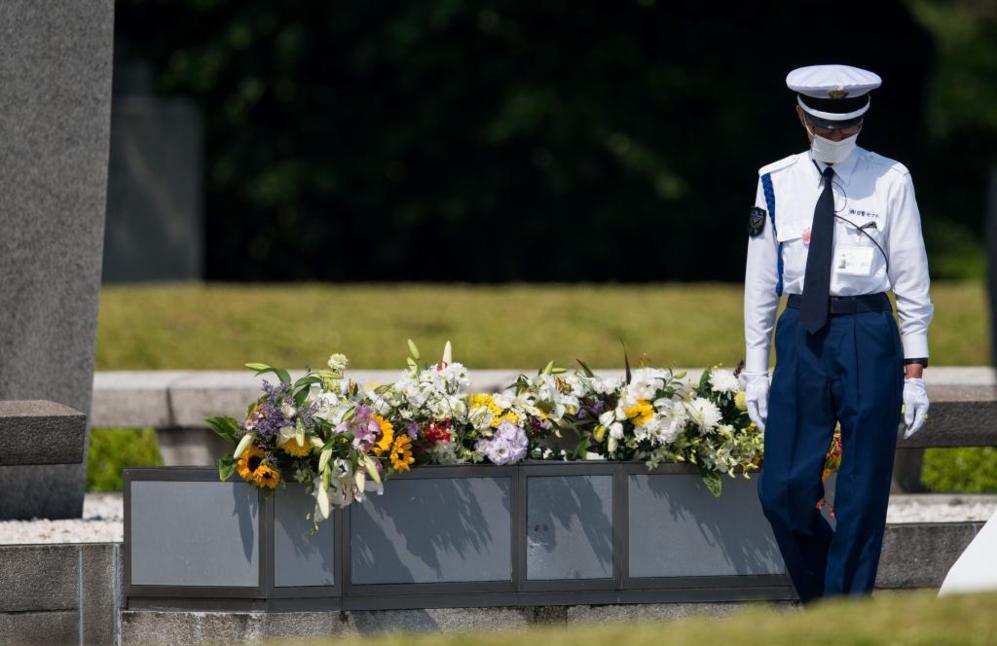 Un polica japons junto al cenotafio de Monumento de la Paz de...