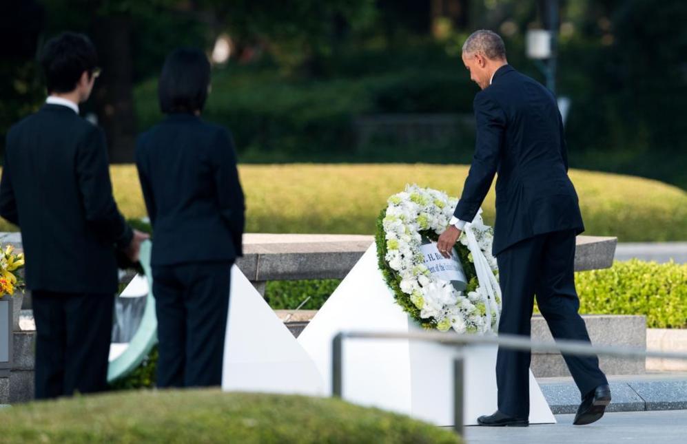 El presidente Obama pone una corona de flores en homenaje a las...