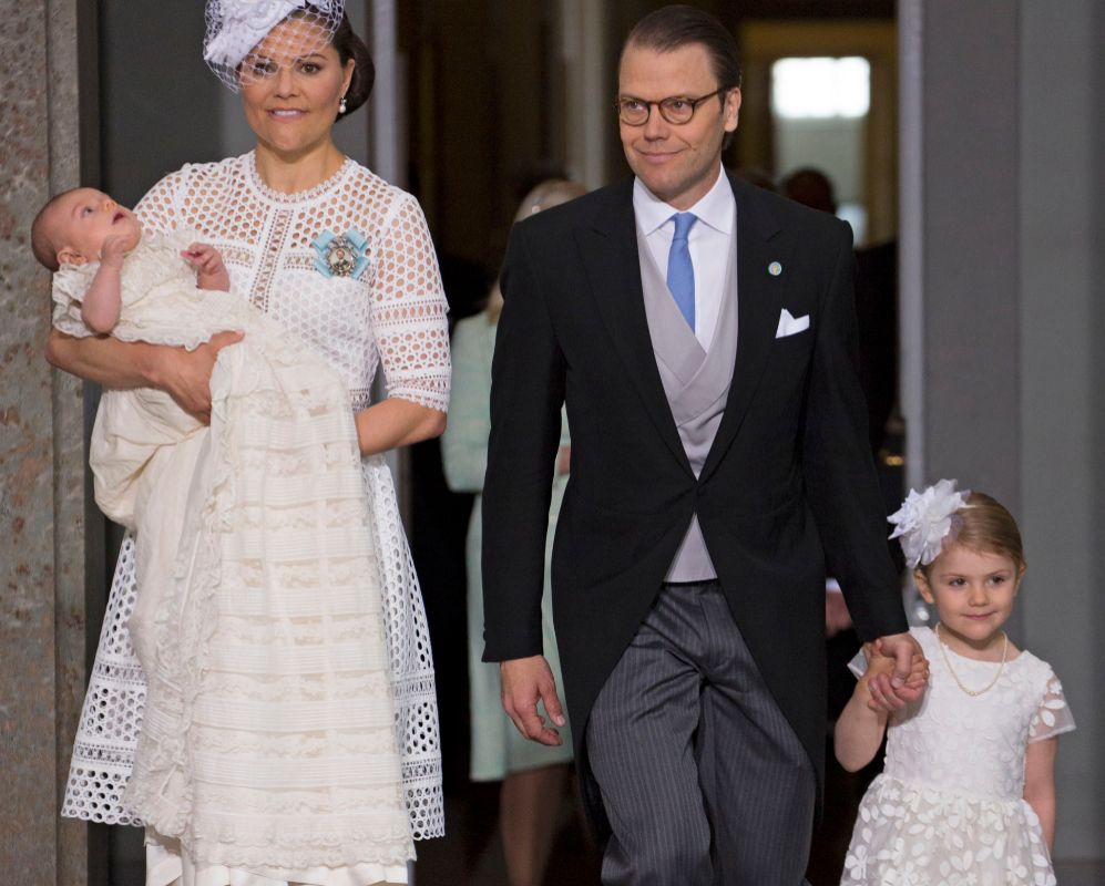 Victoria y Daniel de Suecia con sus hijos, la princesa Estelle y el...