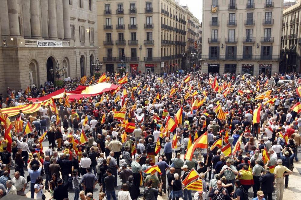 Los concentrados, a su llegada a la plaza de Sant Jaume, donde se...