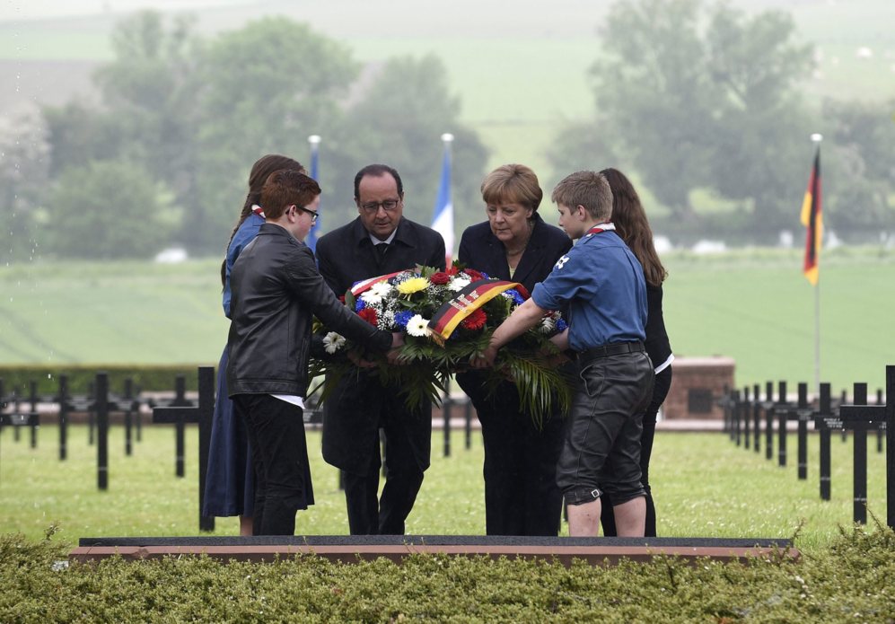 Hollande y Merkel depositan una ofrenda floral en el cementerio...