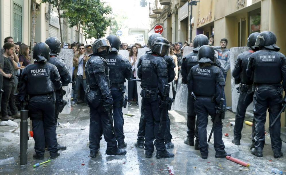 Antidisturbios de los Mossos d'Esquadra, durante los incidentes...